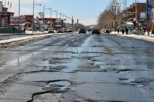 Straße mit Schlaglöchern